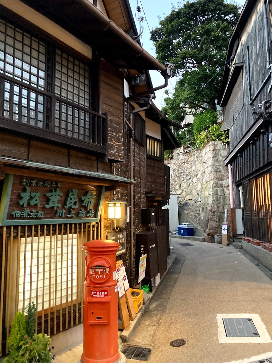 昭和レトロ感満載の赤ポスト